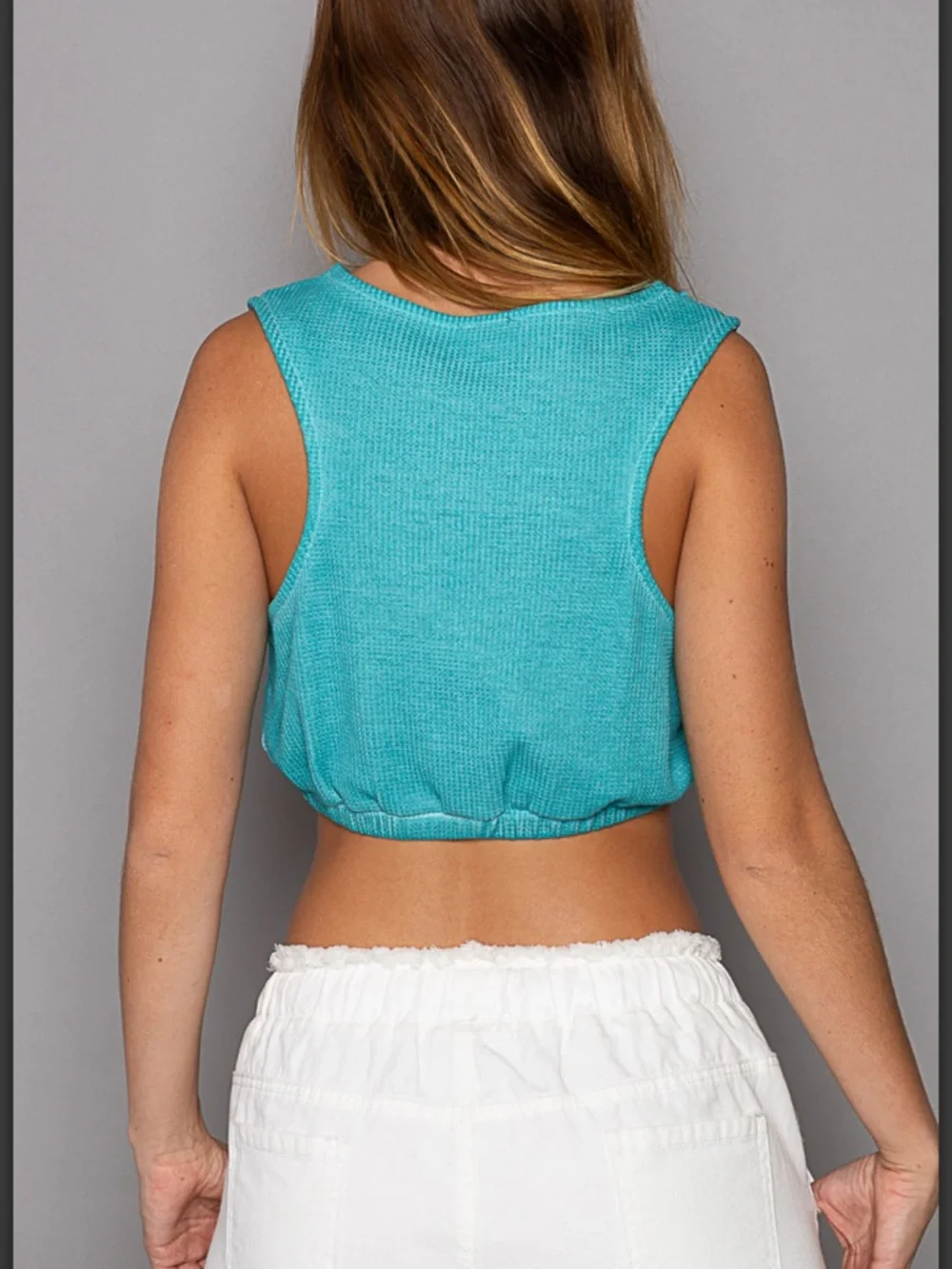2/$35 🌺Clearance! Floral Appliqué V-Neck Cropped Tank Top - Picture 3 of 7